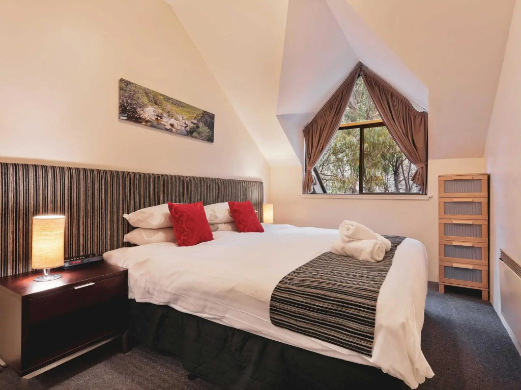 Lantern 1 Bedroom Balcony with Sweeping Mountain View