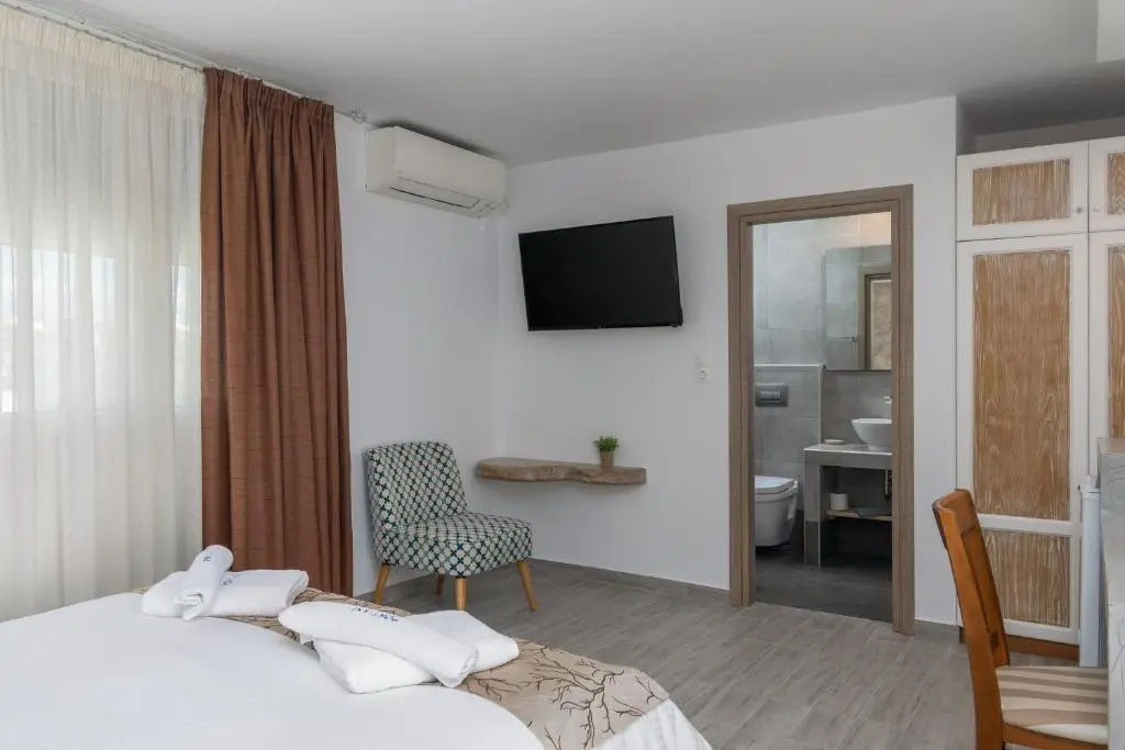 Deluxe Double room with sea view (full double bed)