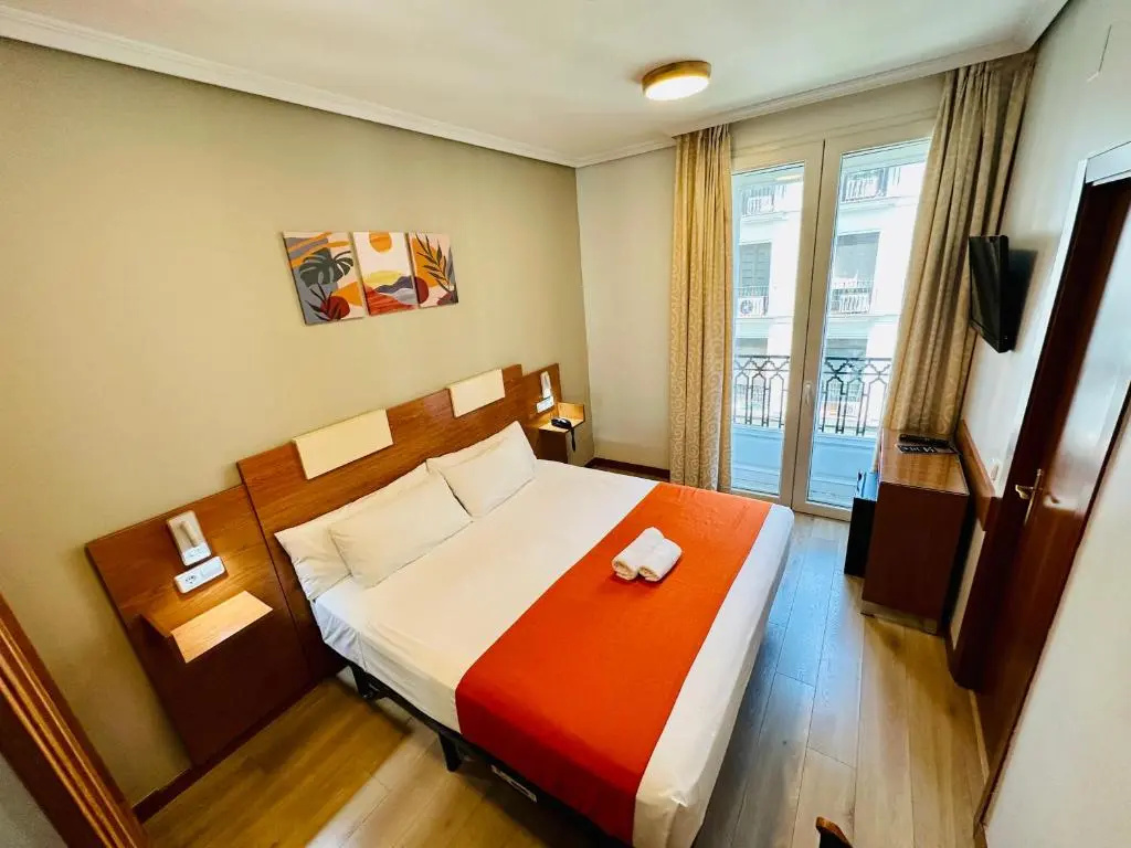 Double room with balcony and with city view (full double bed)