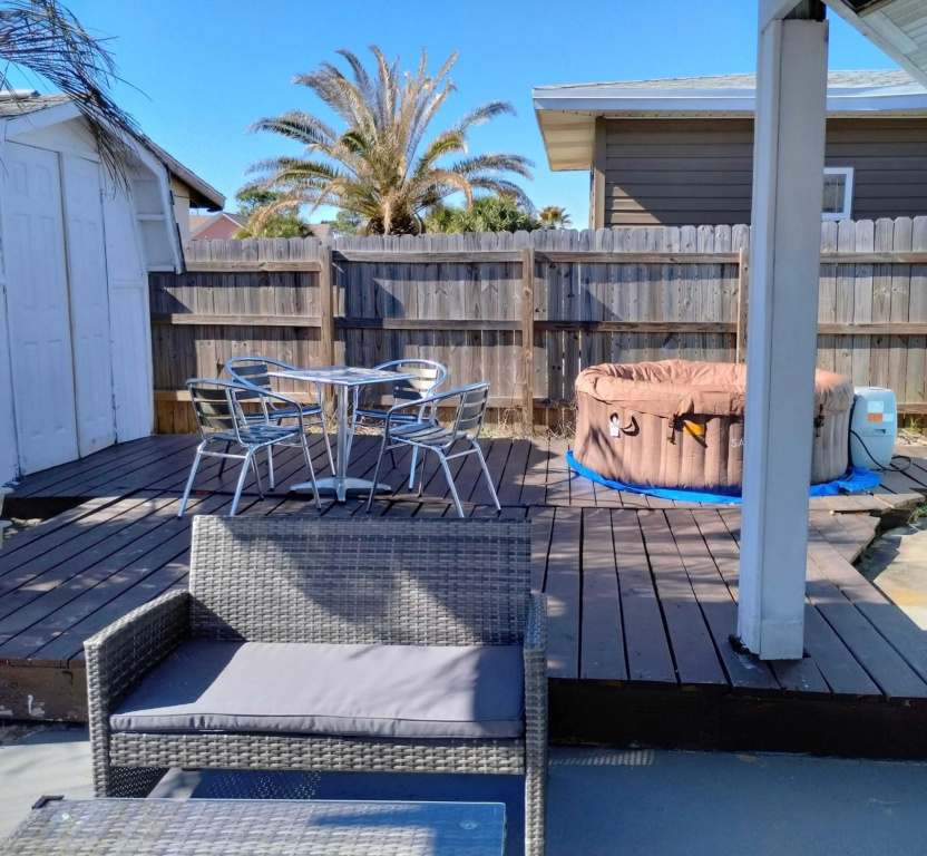 Unique 2 bedroom Home - Walk to Beach