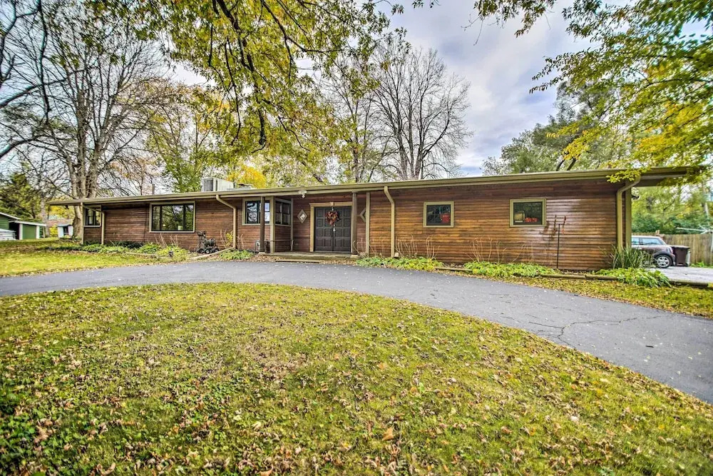 Fenced Yard: Fox River Grove Home, Dogs Welcome
