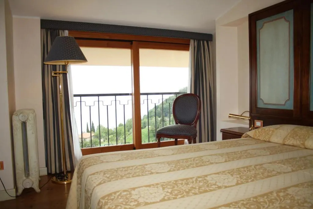 Standard Double room with lake view (full double bed)