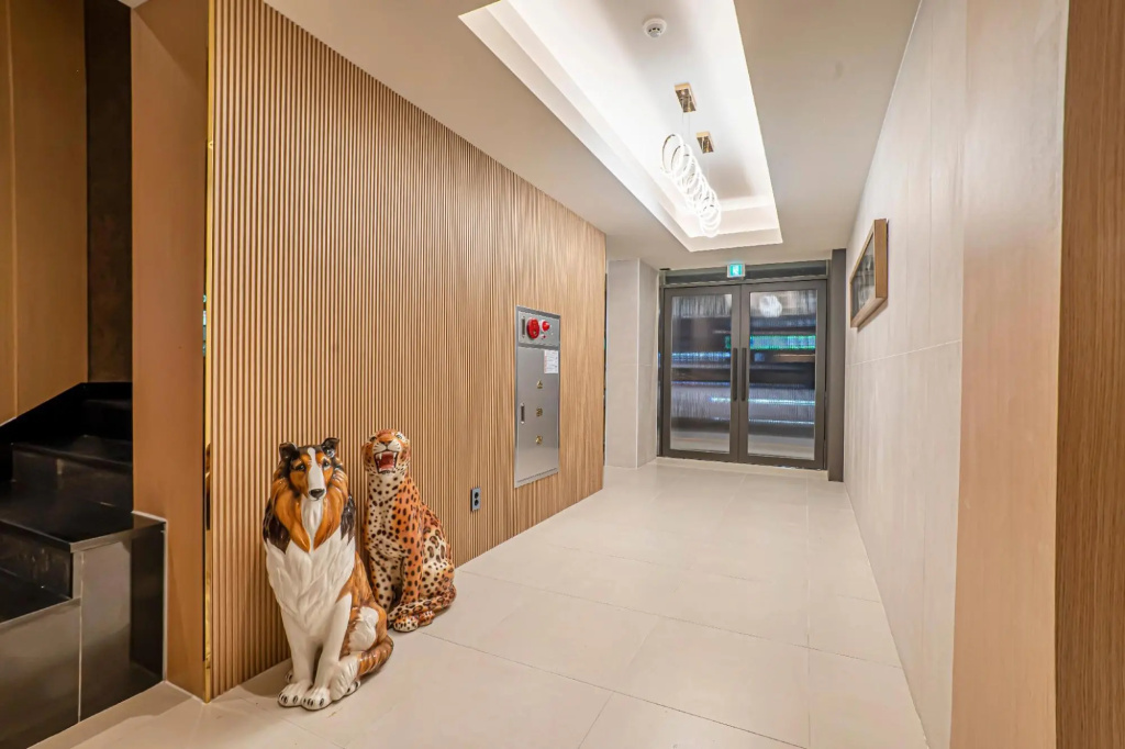 Lobby & Reception