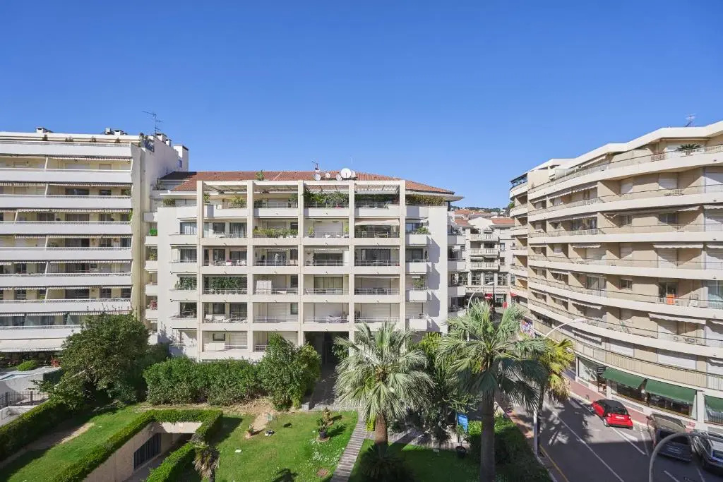 3P Between Croisette Beaches And Antibes Street