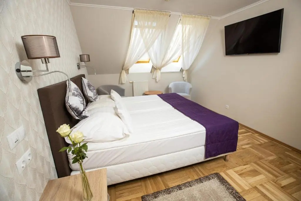Double room (full double bed)