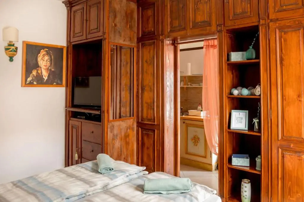 8 Small and cozy Suite