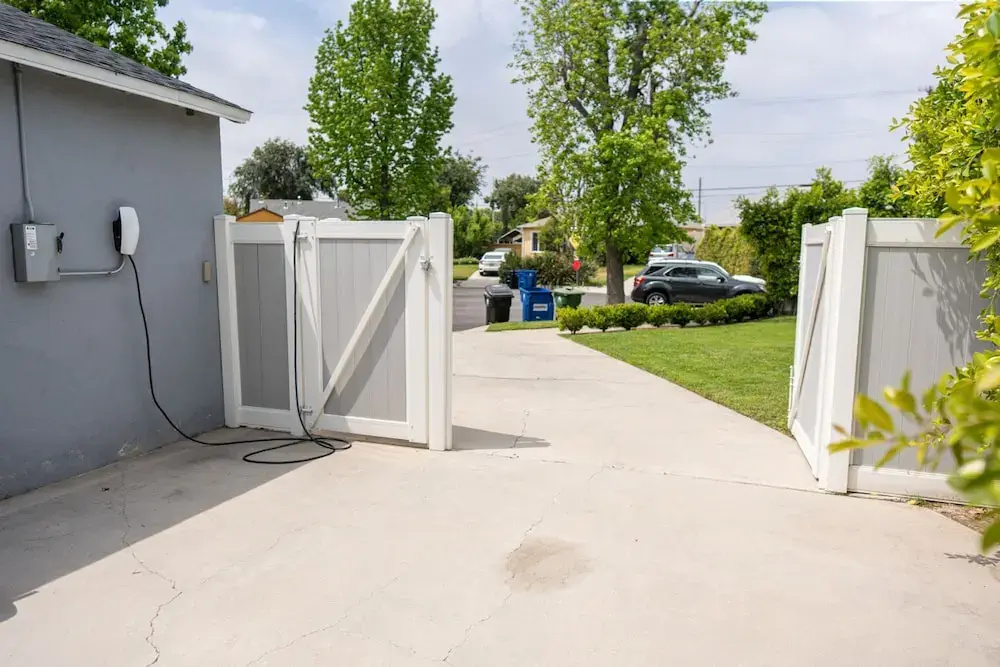 Upscale Upgraded Beautiful Spacious 3BR House in Encino Fully Renovated With Garage Very Large Fenced Yard Patio AT END OF Cul-de-sac p84