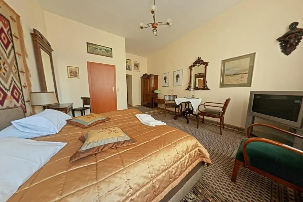 Deluxe Double room (full double bed)