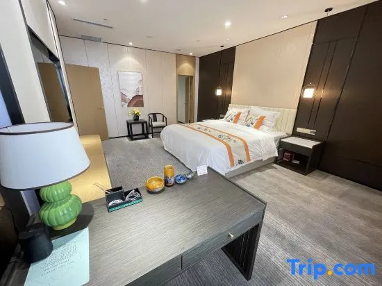 Deluxe Double Suite full double bed