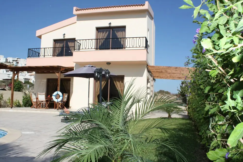 Seaside 2-bedroom Villa With Private Pool, Garden & Wifi Your Perfect Escape!