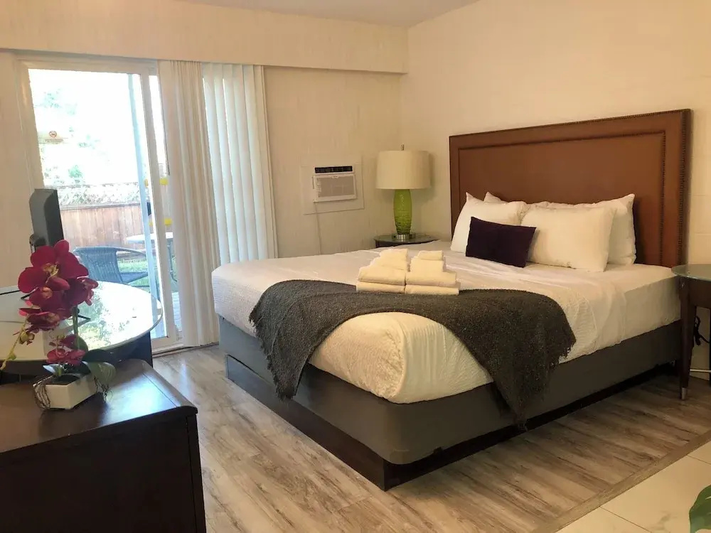 Double Suite (full double bed)