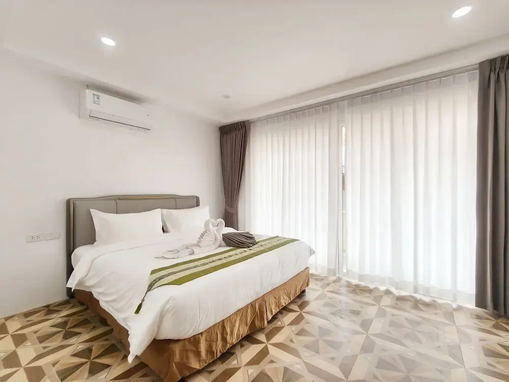 Отель OYA International Resort Phuket в Чалонге