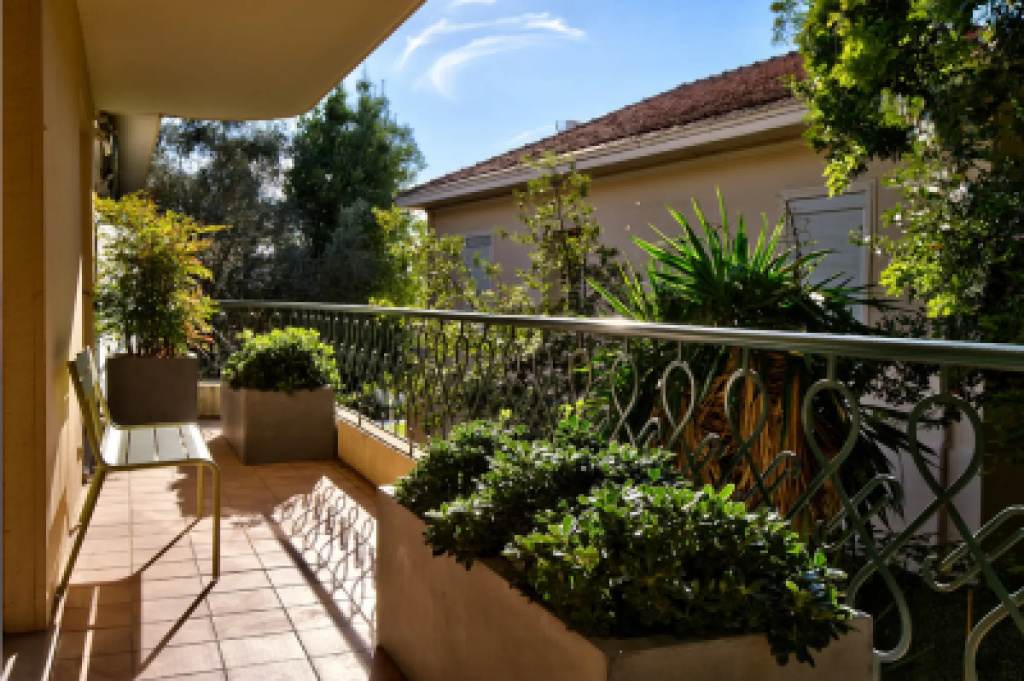 One Bed Apartment Just Minutes Walk From the Croisette and the Palais in a Secure Residence - 1693