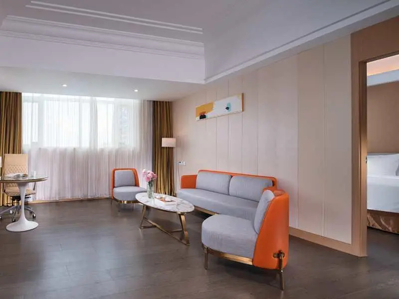 Deluxe Double Suite with street view full double bed