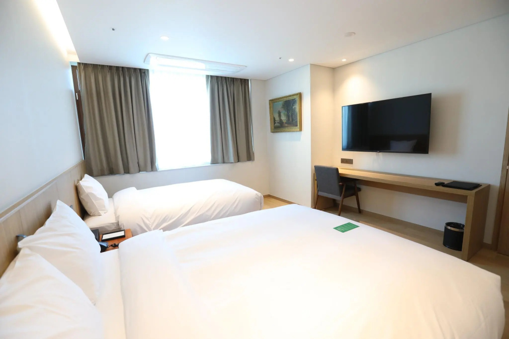 Deluxe Double Family room (twin beds)