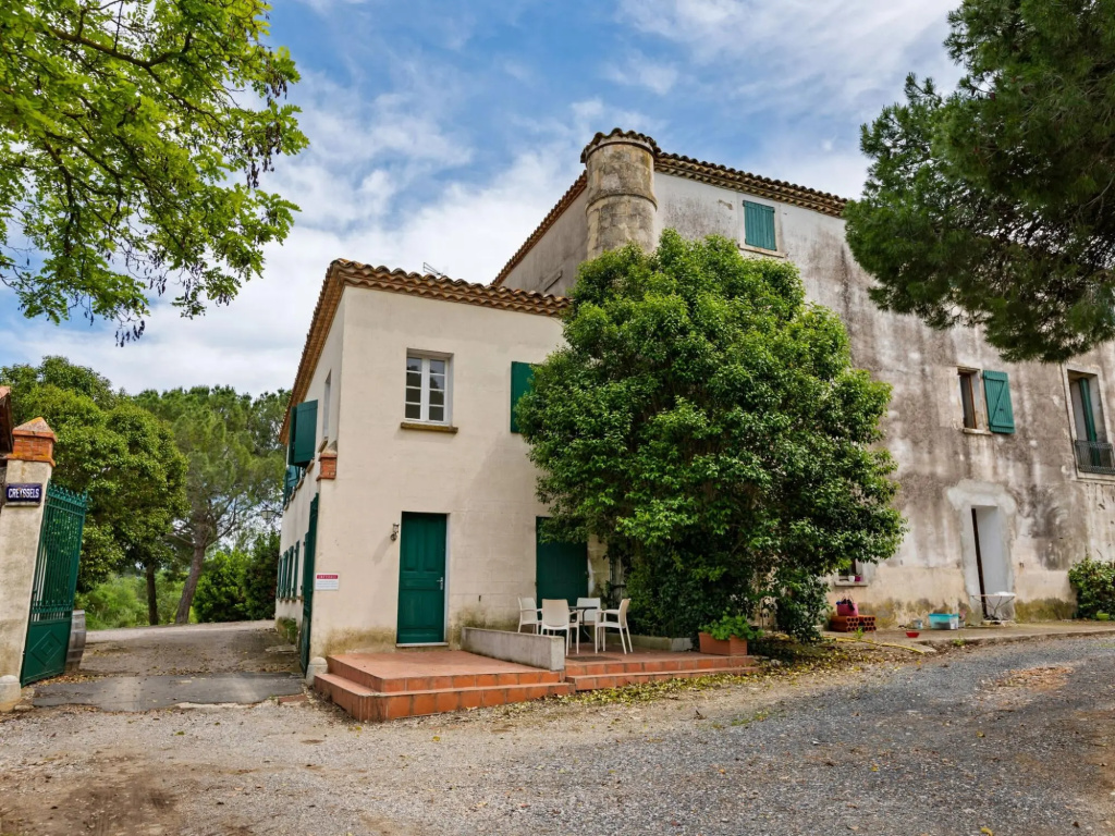 Heritage Apartment in Mèze with Swimming Pool