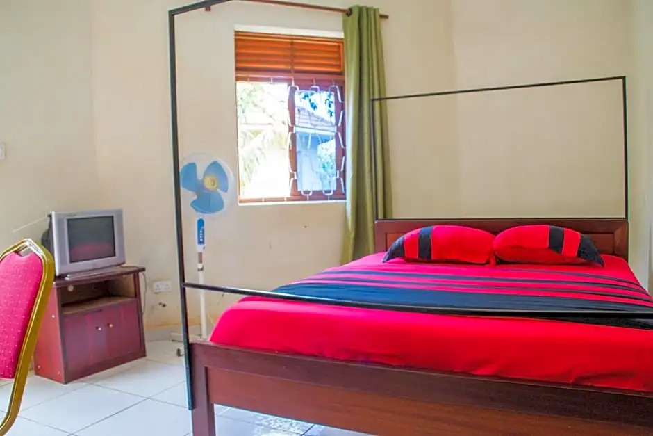 Double Suite with garden view full double bed