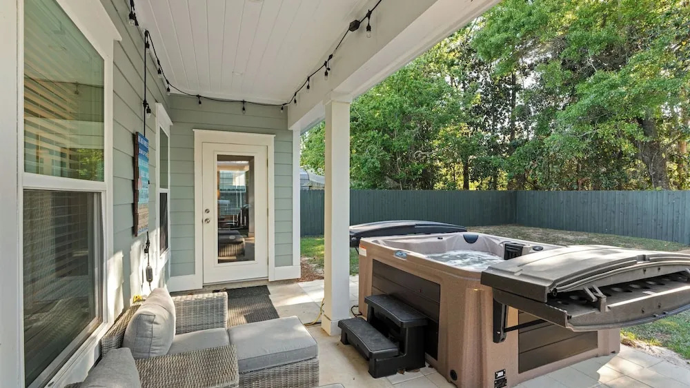 Central Pines by Avantstay 30A Wooded Retreat Hot Tub + Private Yard Near Beaches