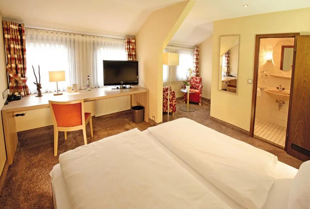 Deluxe Double room (full double bed)