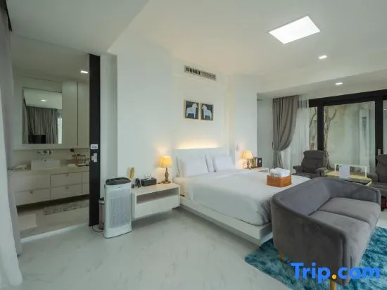 Double Suite with partial ocean view (full double bed)