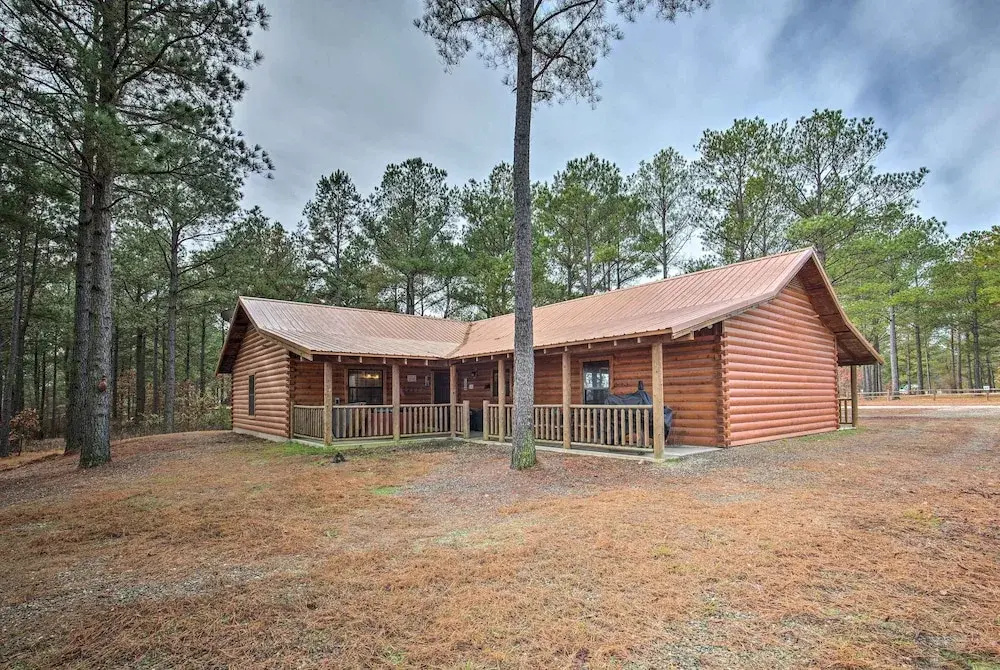 Broken Bow Cabin w/ Hot Tub & Deck - 4 Mi to Lake!