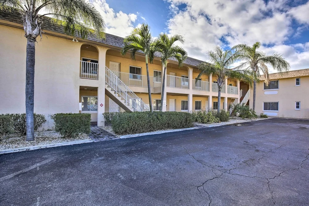 Walk to Beach & Dining: Sunny St Pete Condo!
