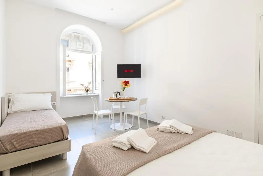 Standard Triple room with partial sea view