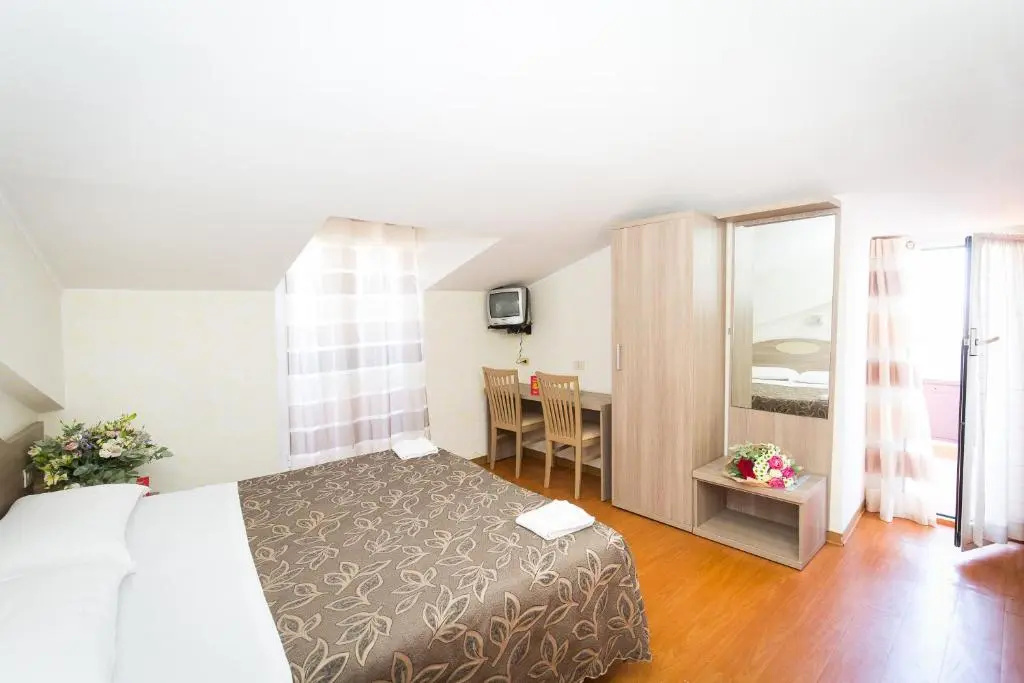 Standard Double room with balcony (full double bed)