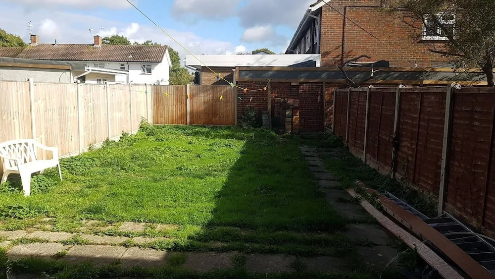 "room in House - Gatwick Triple Room. Fully Furnished. West Sussex."