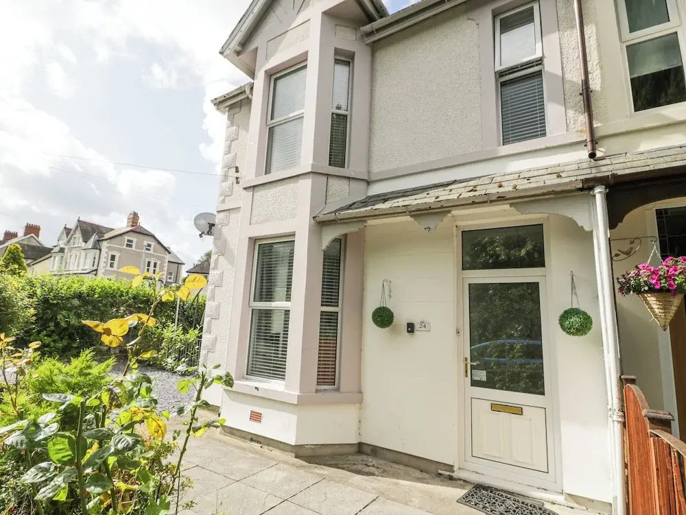 24 Cadnant Park