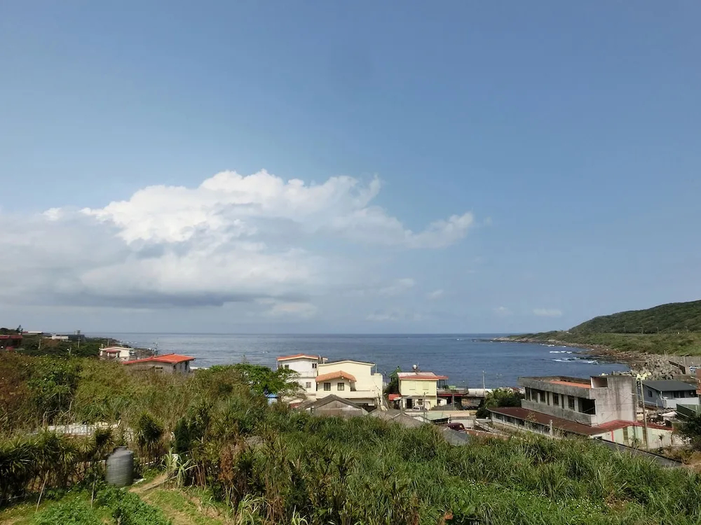 豪華雙人套房，設有陽台及海景，配有雙人床。