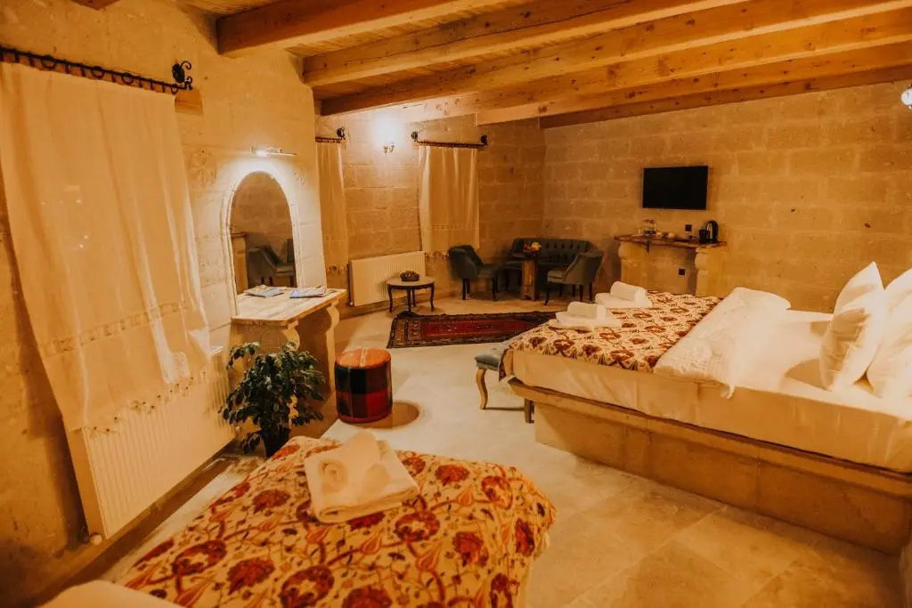 Standard Cave Triple room with balcony