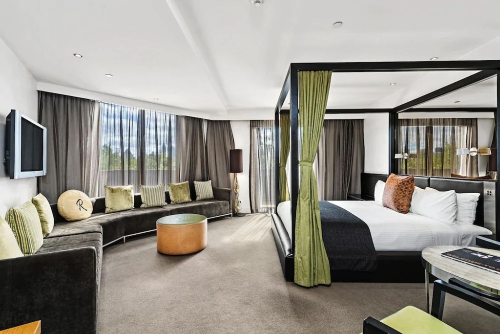 Royce Hotel by null