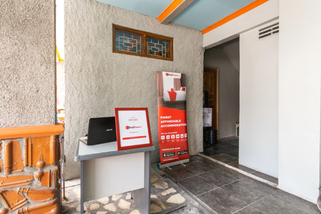 RedDoorz Syariah near Stadion Manahan Solo 2