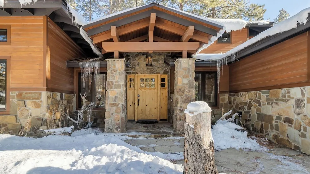Base Camp by Avantstay Magical Cabin w/ Sauna, Hot Tub & Close to Snow & Golf