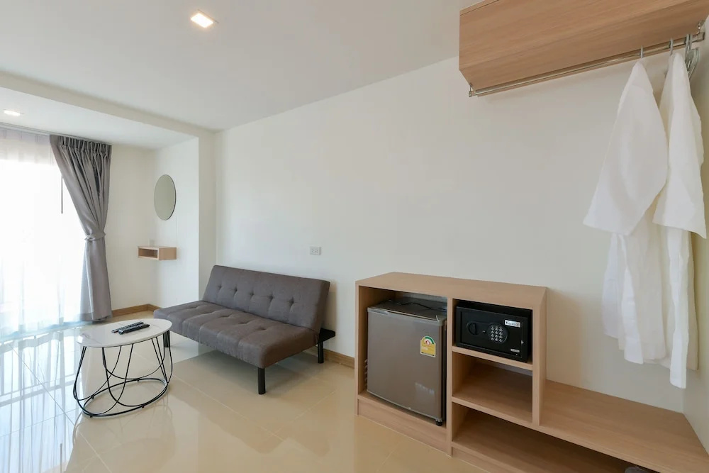 Deluxe Double room with balcony (full double bed)