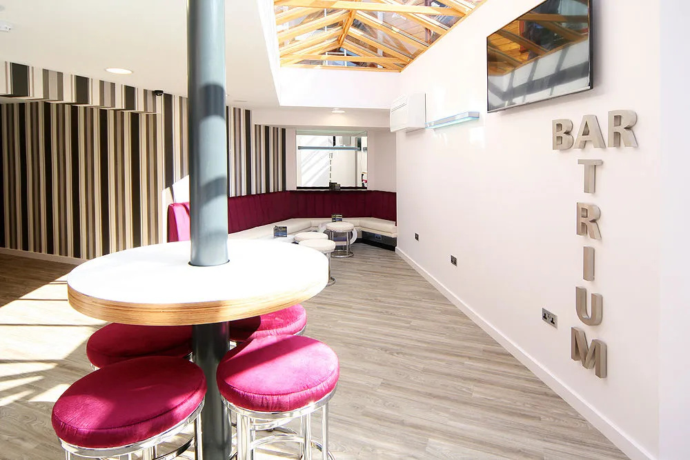 Damon's Hotel - Général