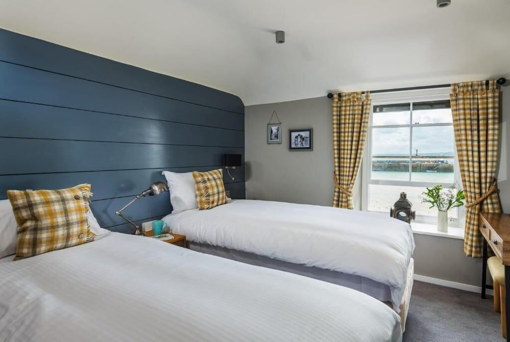 Lifeboat Inn, St Ives by null