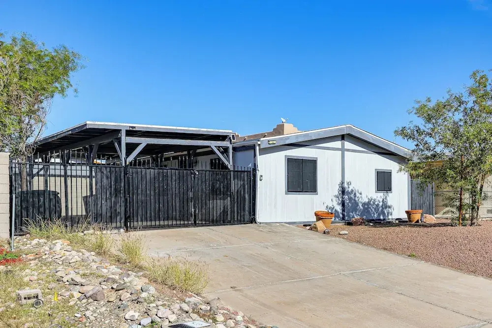 Updated Escape w/ Game Room 1 Block to River! — фото 2