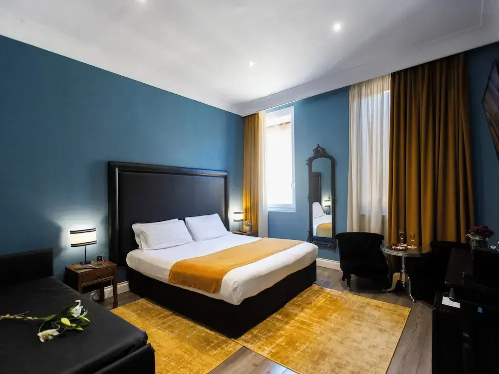 Deluxe Double room with city view (full double bed)