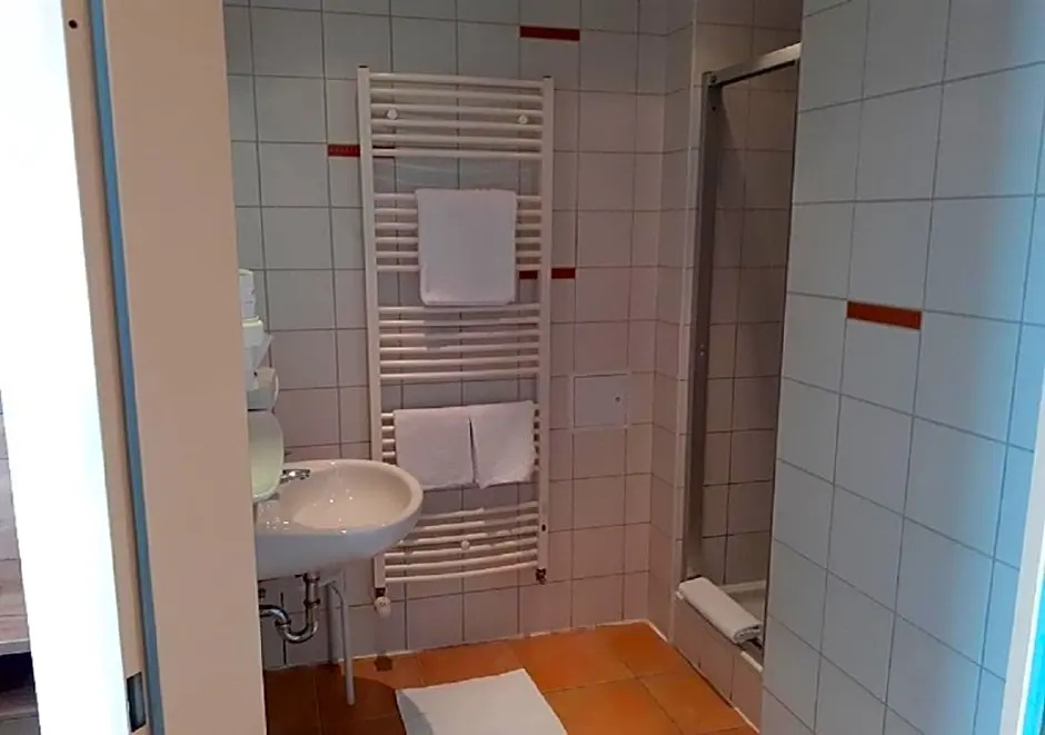 Land Gut Hotel Zum Alten Forsthaus - Chambres