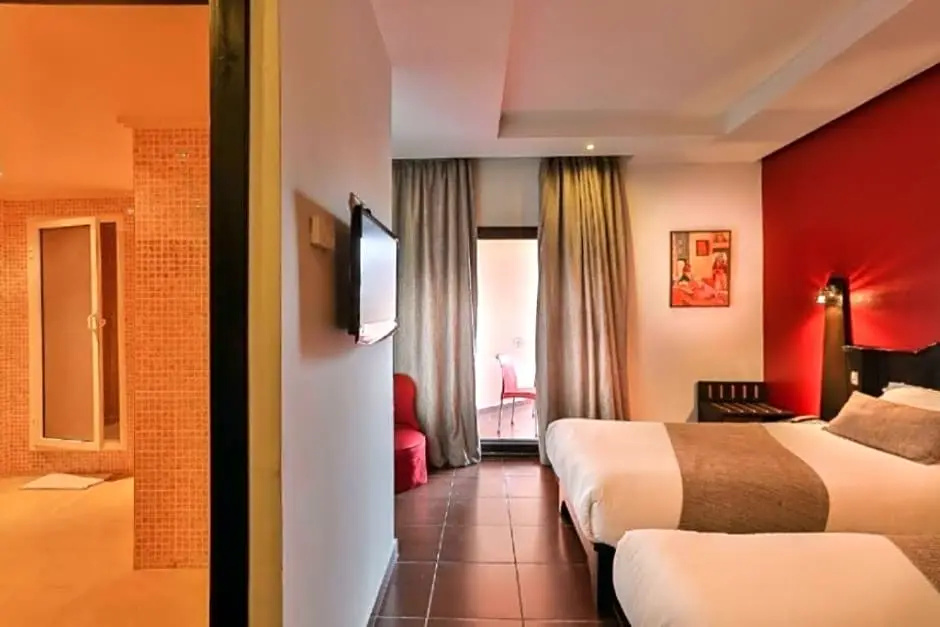 Standard Double room with street view (twin beds)