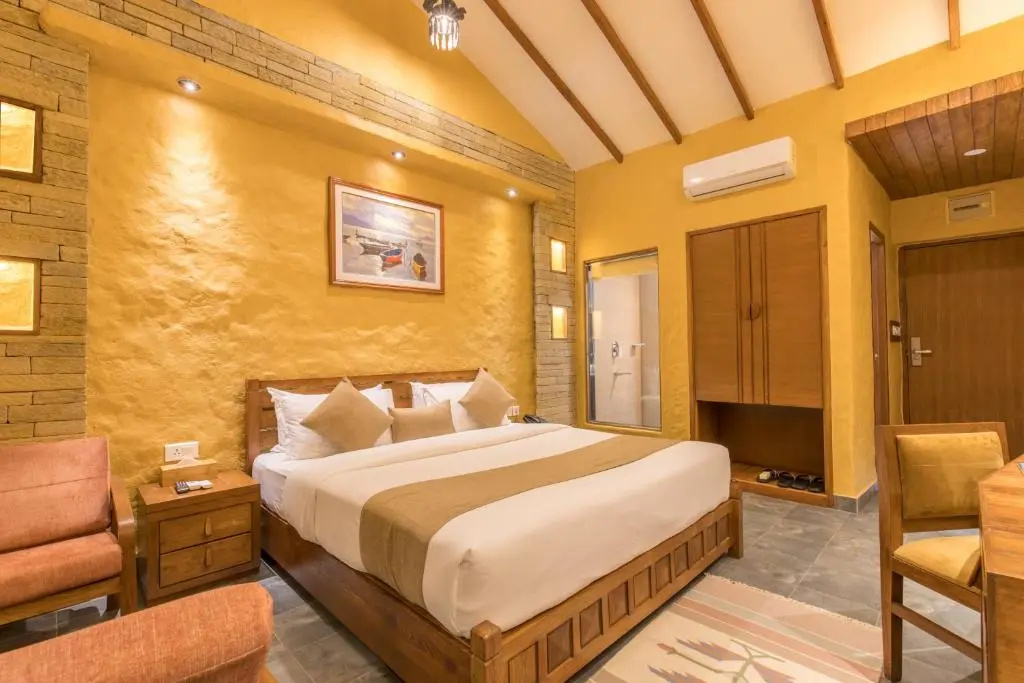 Superior Double room with lake view (full double bed)