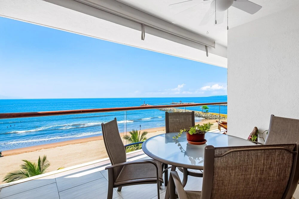 Beachfront 4th-floor Condo With Views, Outdoor Pool, Balcony, W/D & Central AC