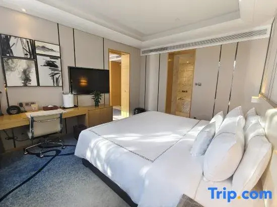 1 Bedroom Royal Suite with garden view