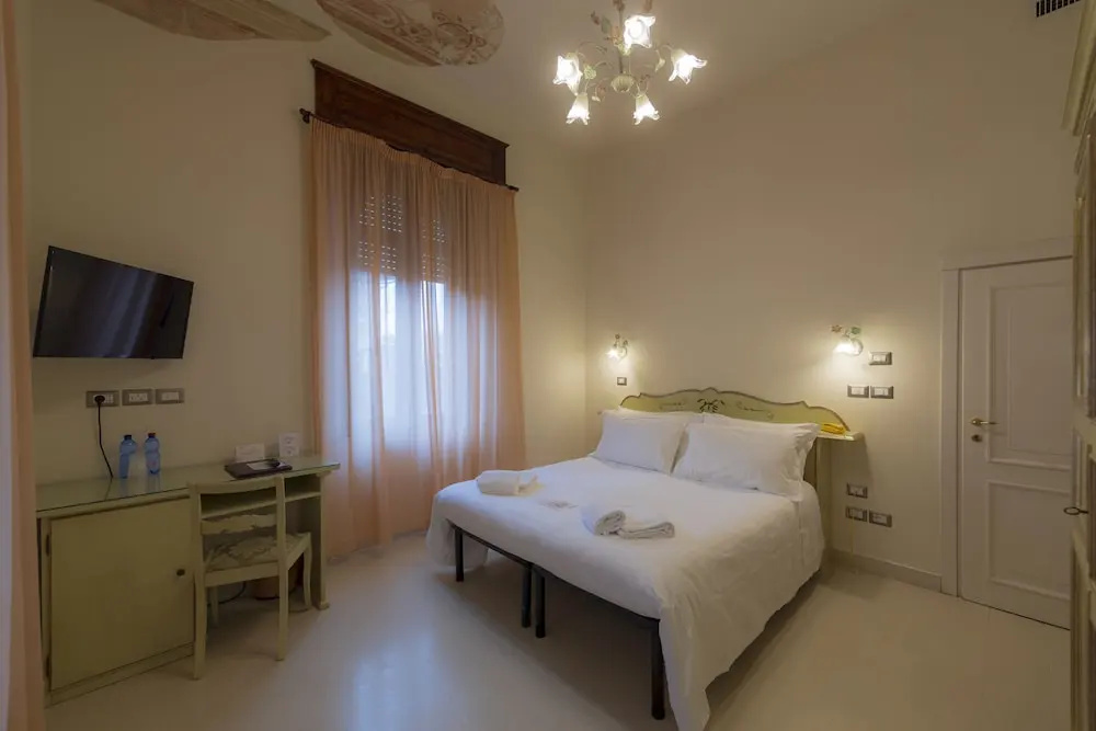 Classic Double room with garden view (full double bed)