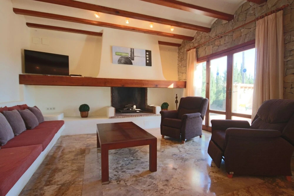 Private 4-bedroom Villa w/ Pool, Summer Kitchen & Expansive Living Space