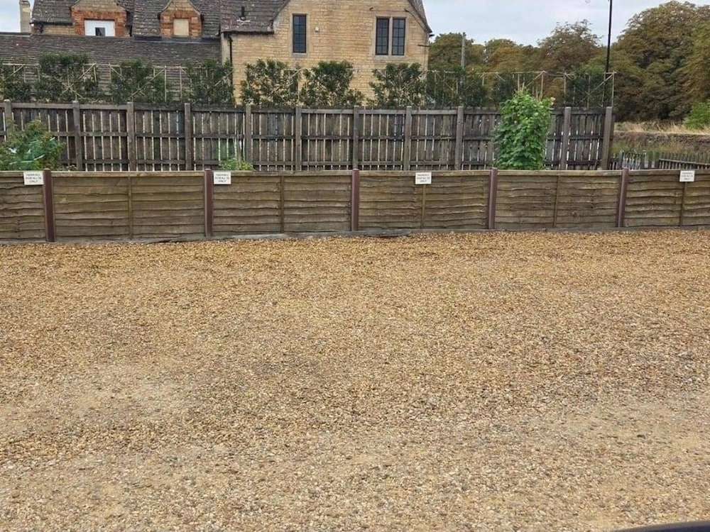 2 Bed - Work - Holiday - Pets Welcome - Parking