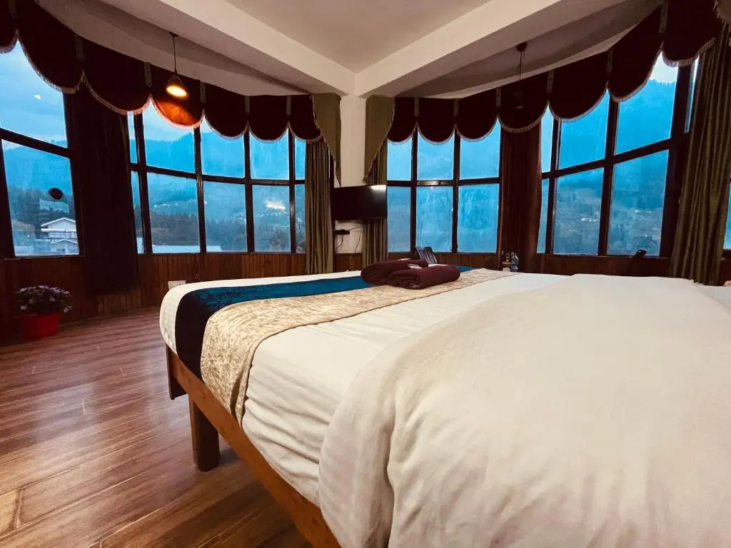 Standard room with mountain view