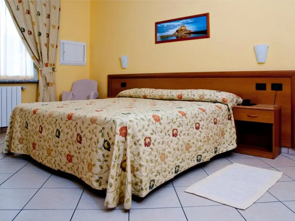 Standard Double room (full double bed)